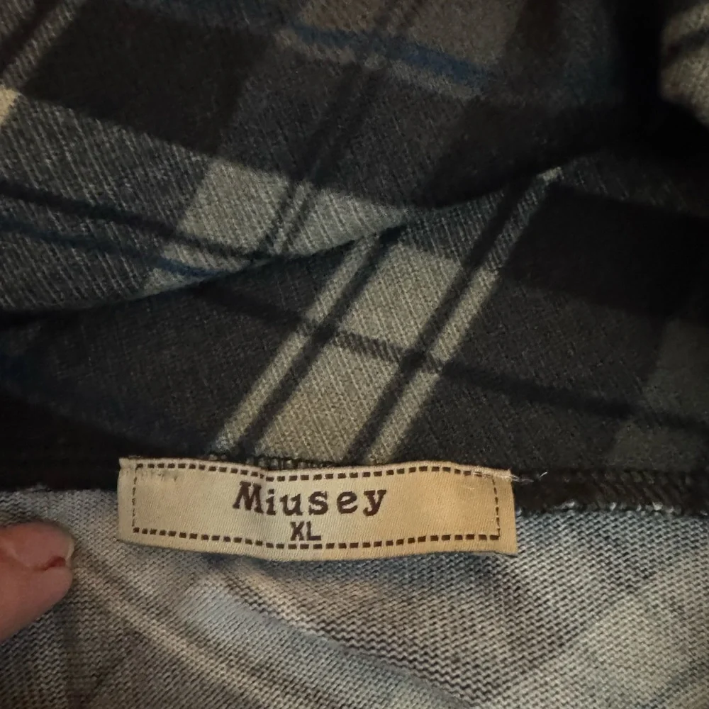 Plaid Button-Accent Women's Hoodie - Picture 4 of 4